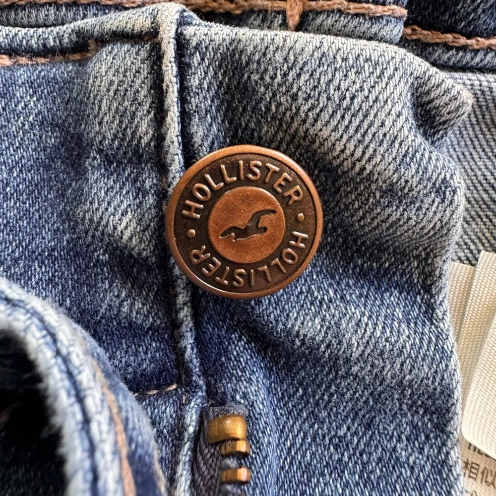 HOLLISTER Ultra High-Rise Mom Jeans. Vintage Stretch Women’s Lt. Blue Wash 26/27